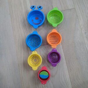 Munchkin Caterpillar Bath Toy Stacking water flow 7 piece